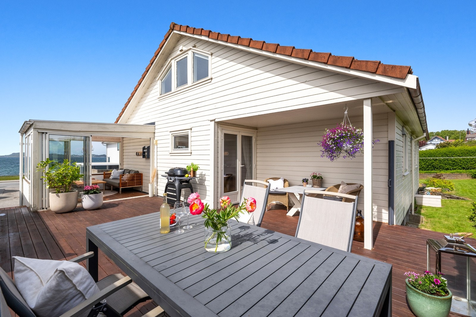 Videre kan eiendommen skilte med vakker hage, garasje, carport, overbygd markterrasse og en sydvendt terrasse med hagestue, gode solforhold og nydelig fjordutsikt. Galleribilde