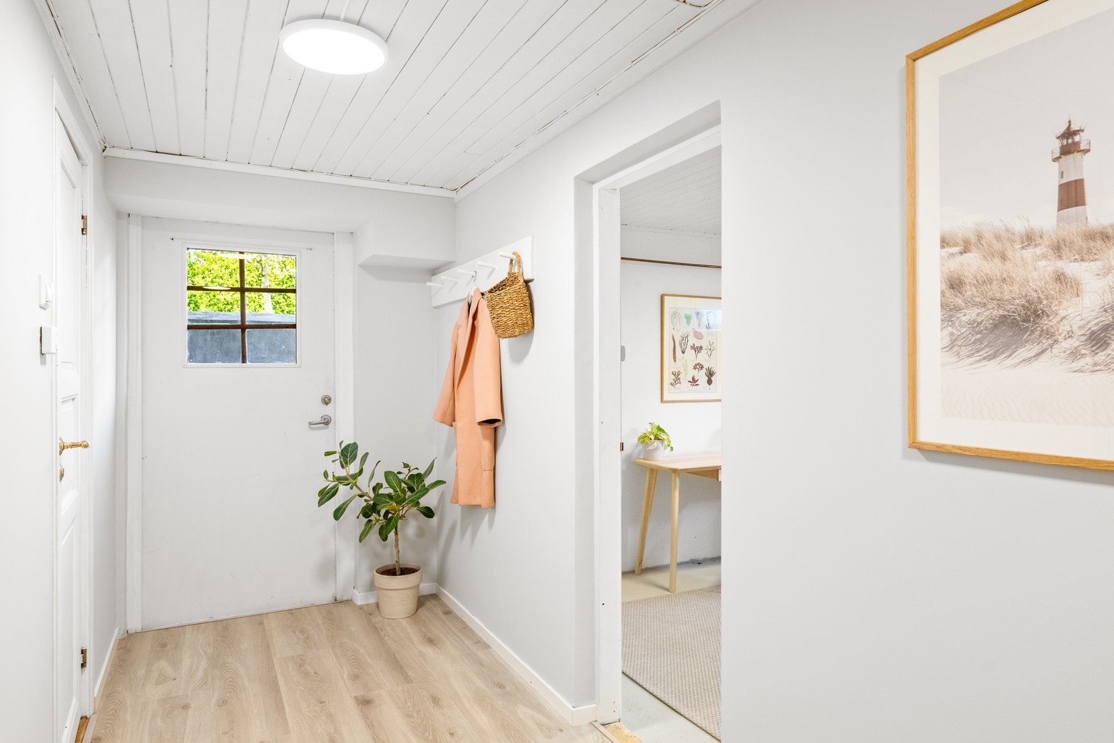 Det er egen inngang til underetasjen via kjellertrapp. Galleribilde