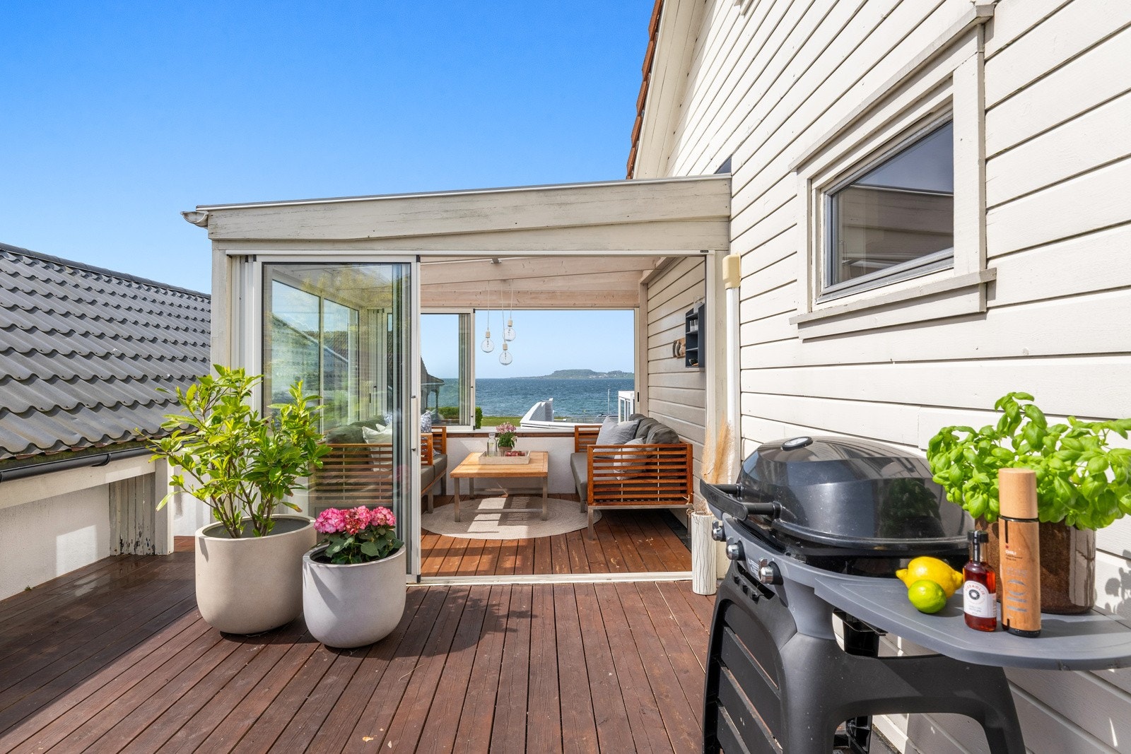 Gode solforhold og nydelig fjordutsikt kan nytes til det fulle på en sydvendt terrasse på ca. 37 kvm. Galleribilde