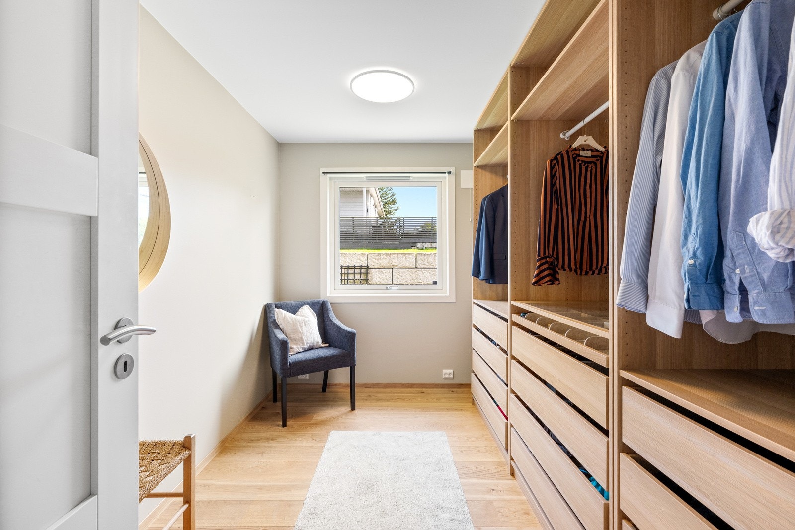 Det ene soverommet i hovedetasjen er i dag innredet som walk-in closet. Galleribilde