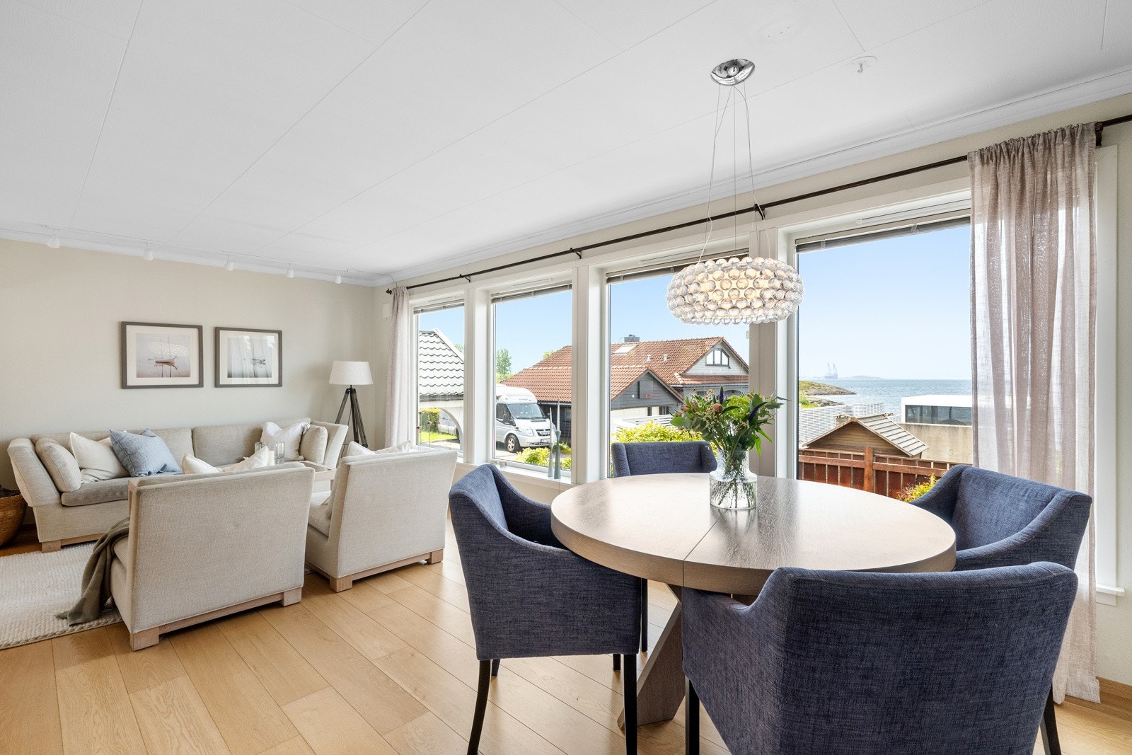 Fra stuen er det utgang til en sydvendt terrasse med innglasset hagestue hvor nydelig fjordutsikt virkelig kommer til sin rett. Galleribilde