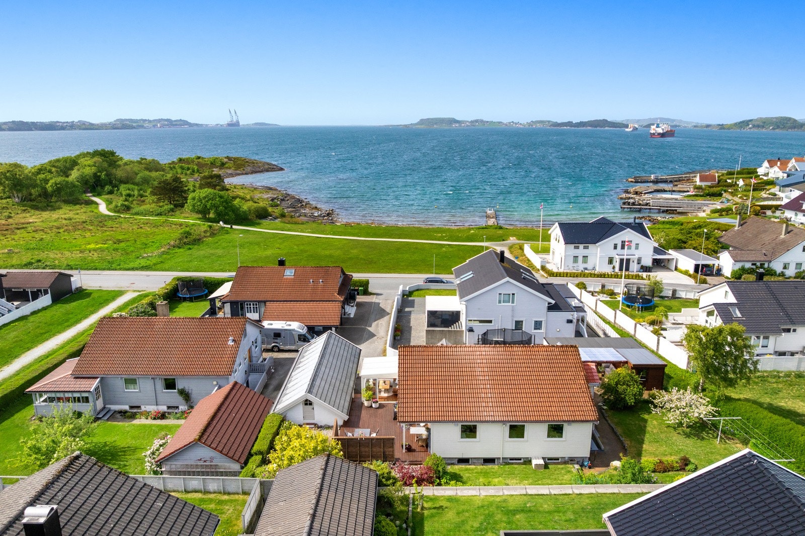 Beliggenheten er helt fantastisk, med nærhet til badestrand, lekeplass, skole, barnehage, busstopp og matbutikk, samt kort vei til idrettsanlegg, sentrum og populære turområder. Galleribilde