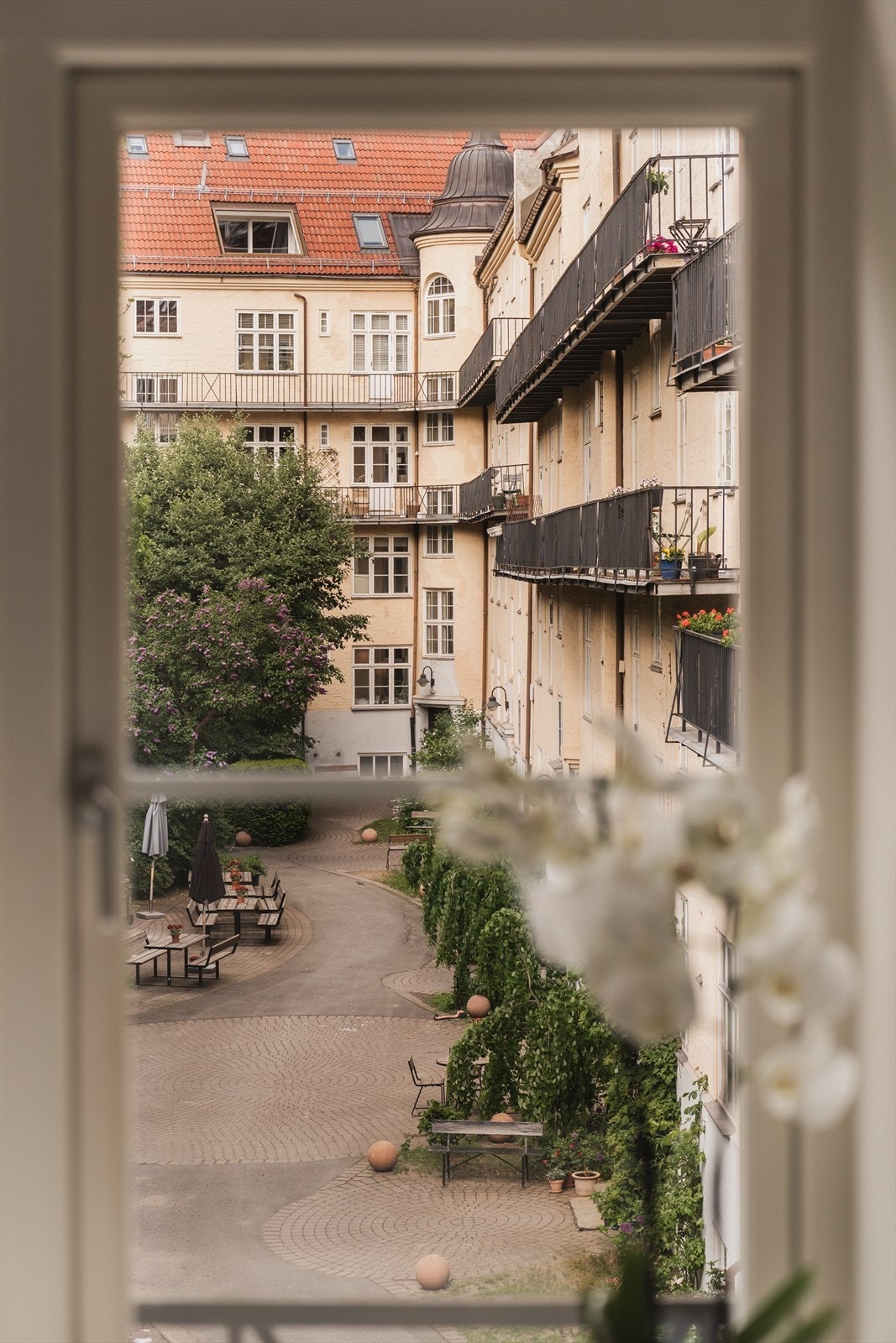 Soverommet har direkte adkomst til en nordvendt brannbalkong som vender inn mot borettslagets idylliske bakgård Galleribilde