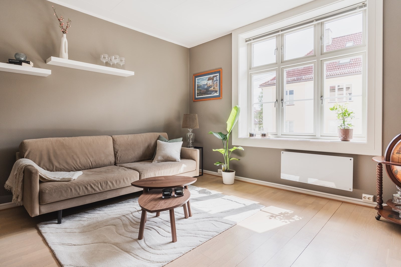 Store vindusflater og generøs takhøyde gir boligen et romslig og luftig preg, med rikelig naturlig lysinnslipp Galleribilde