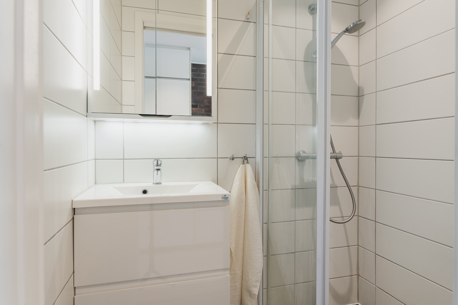 Delikat baderom oppusset i 2014 innredet med servant med underskap, speil med lys samt dusjhjørne med skyvedør. Tidløse fliser på gulv og vegger Galleribilde