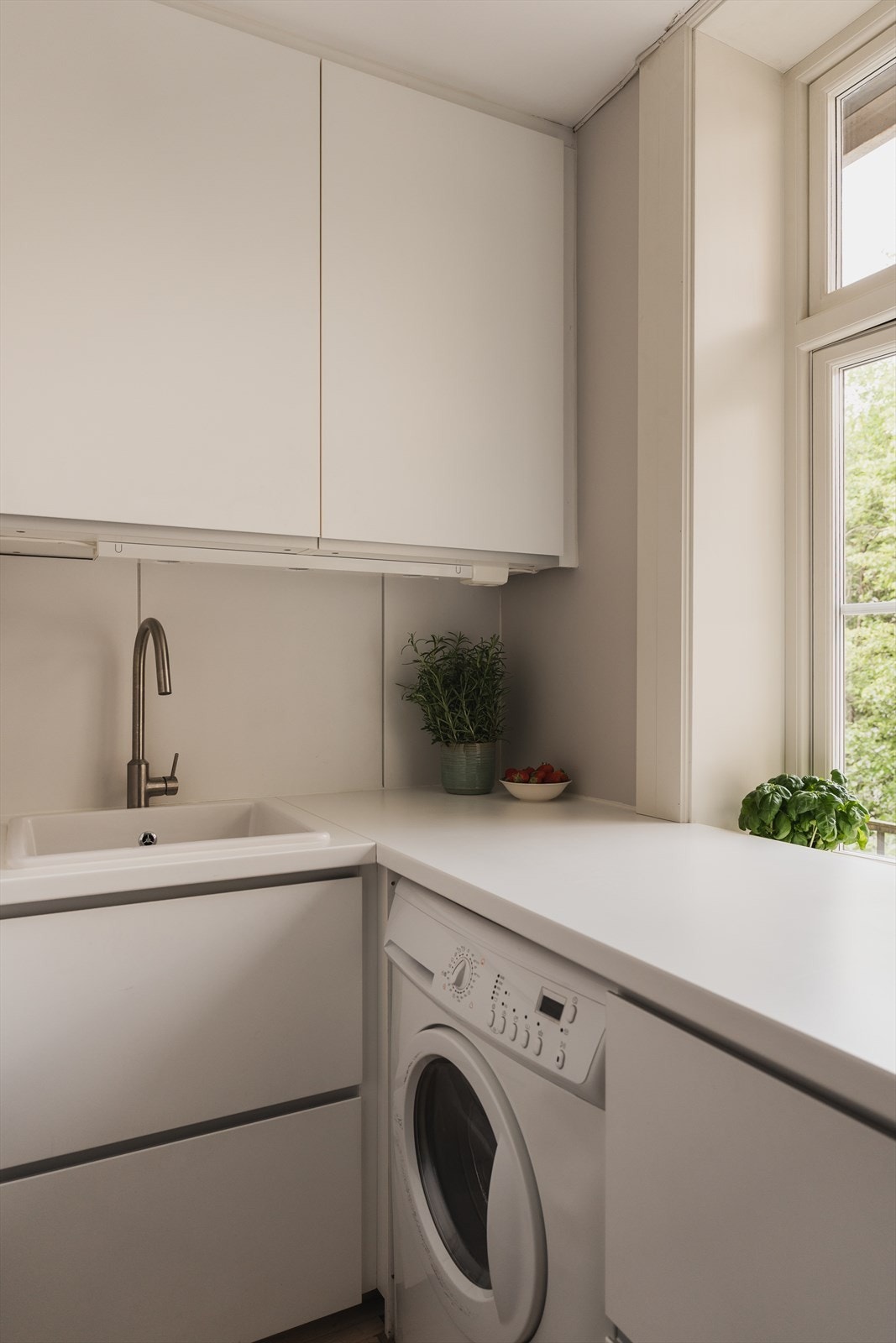 Rikelig med skap og benkplass Galleribilde