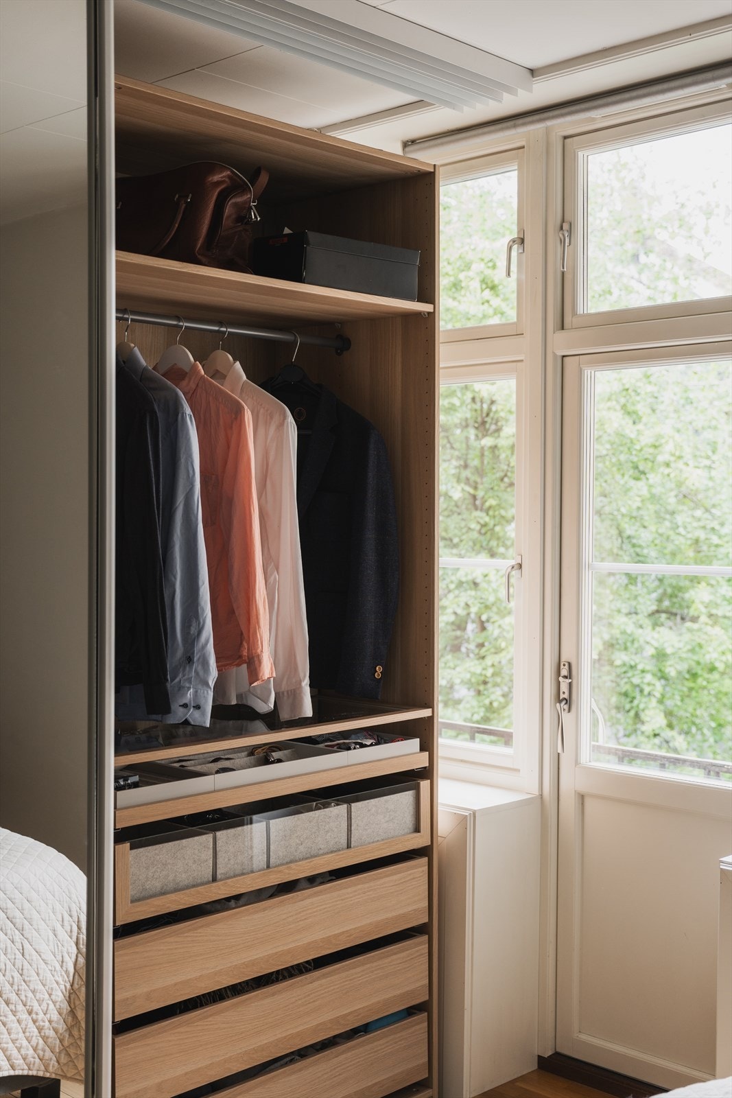 Et praktisk garderobesystem med variert innredning som hyller, klesstang og skuffer gir god og funksjonell oppbevaringsplass Galleribilde