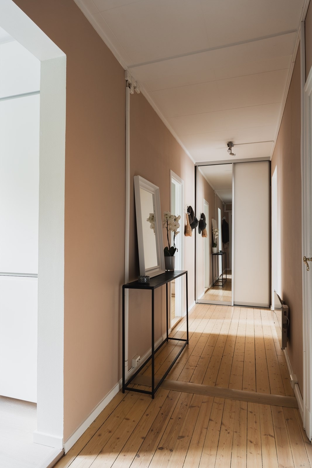 Romslig inngangsparti med skyvedørsgarderobe og porttelefon Galleribilde