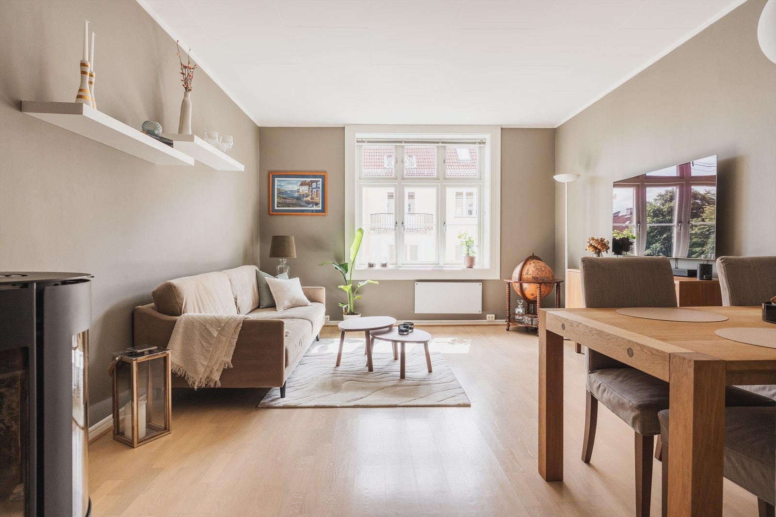 Arealeffektiv og romslig løsning gjør det enkelt å innrede både stue og spisebord Galleribilde