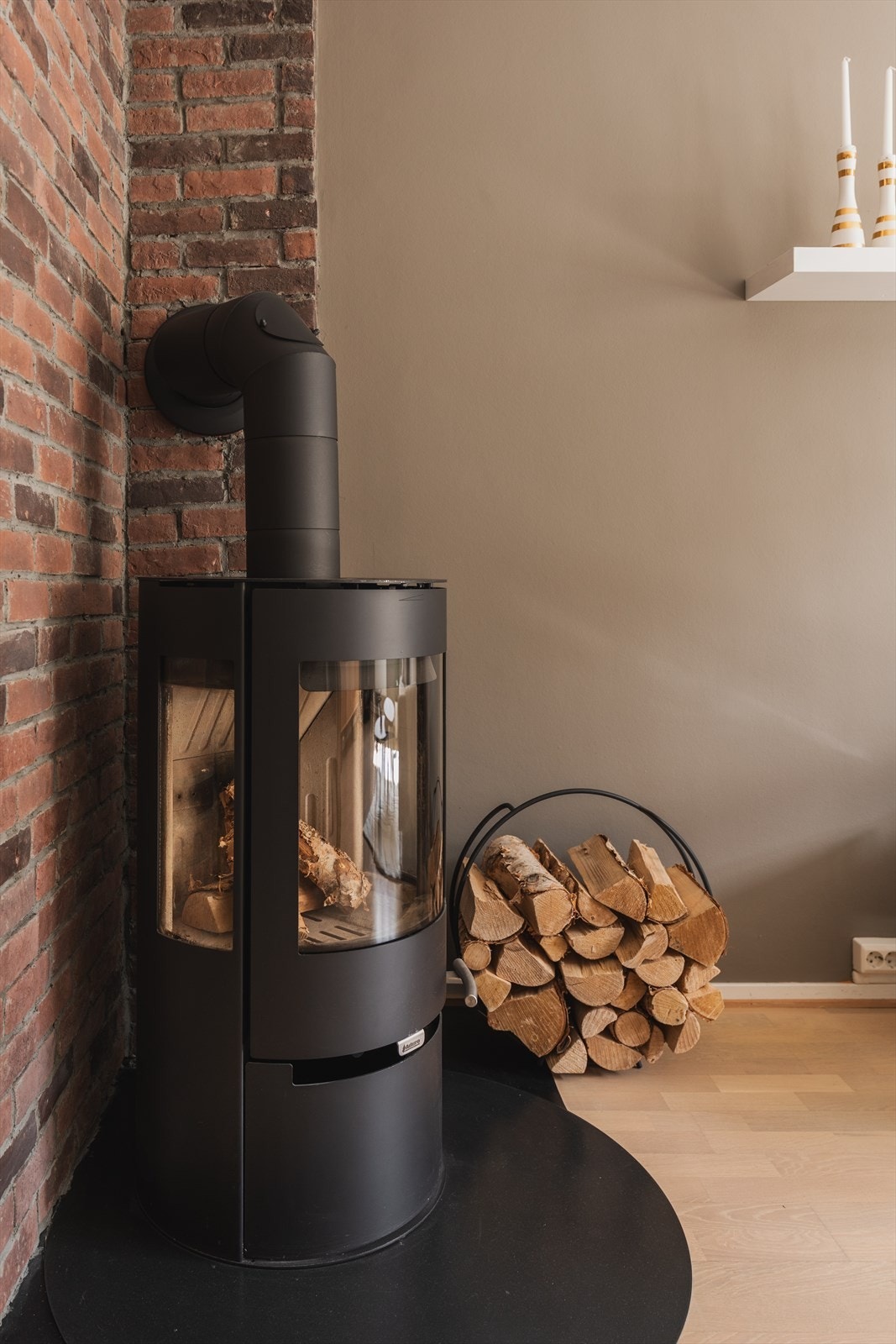 Stilren vedovn i stuen for hyggelige stunder Galleribilde