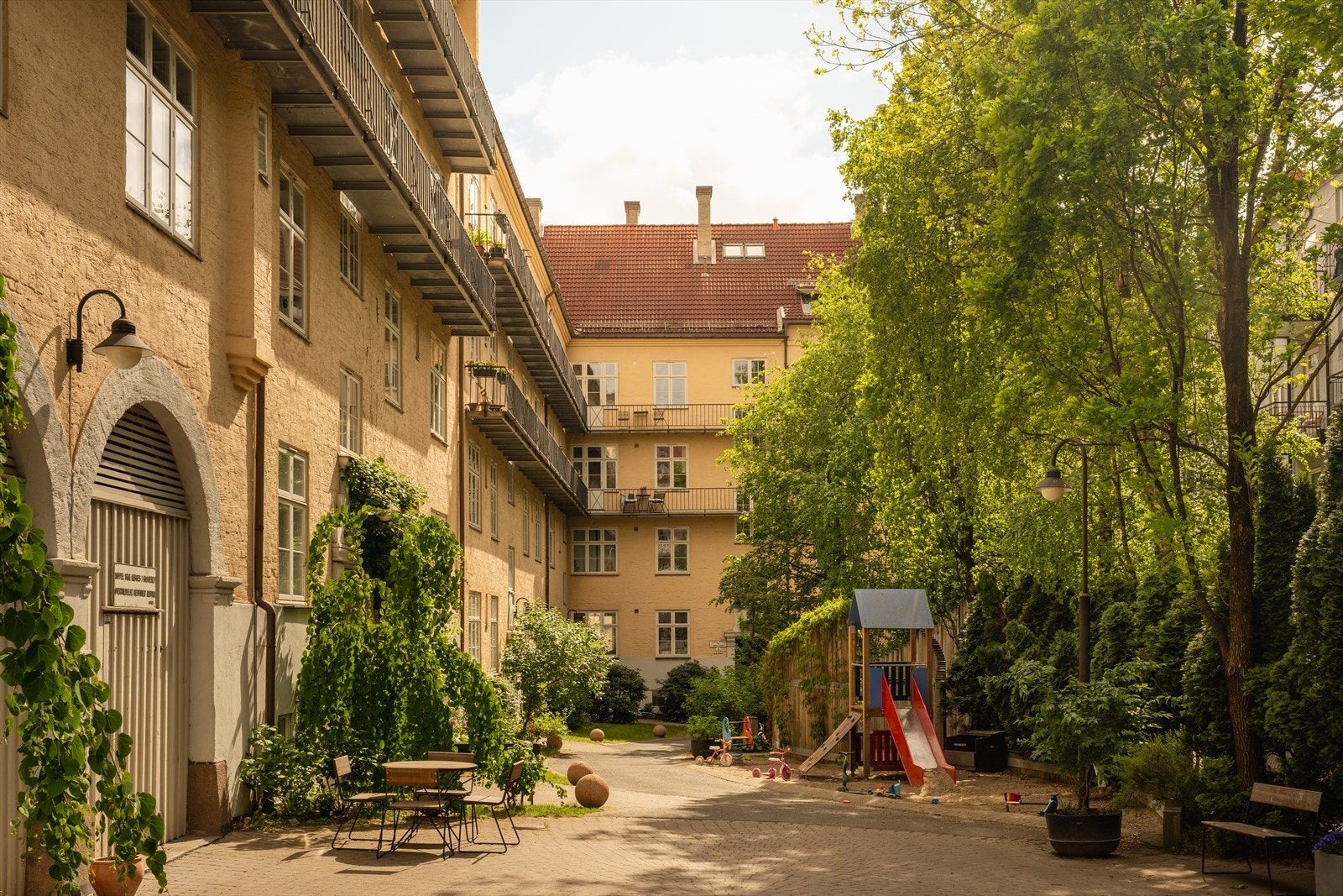 Meget representativ bakgård som inneholder frodige grønne arealer, lekeplass og sittegrupper Galleribilde