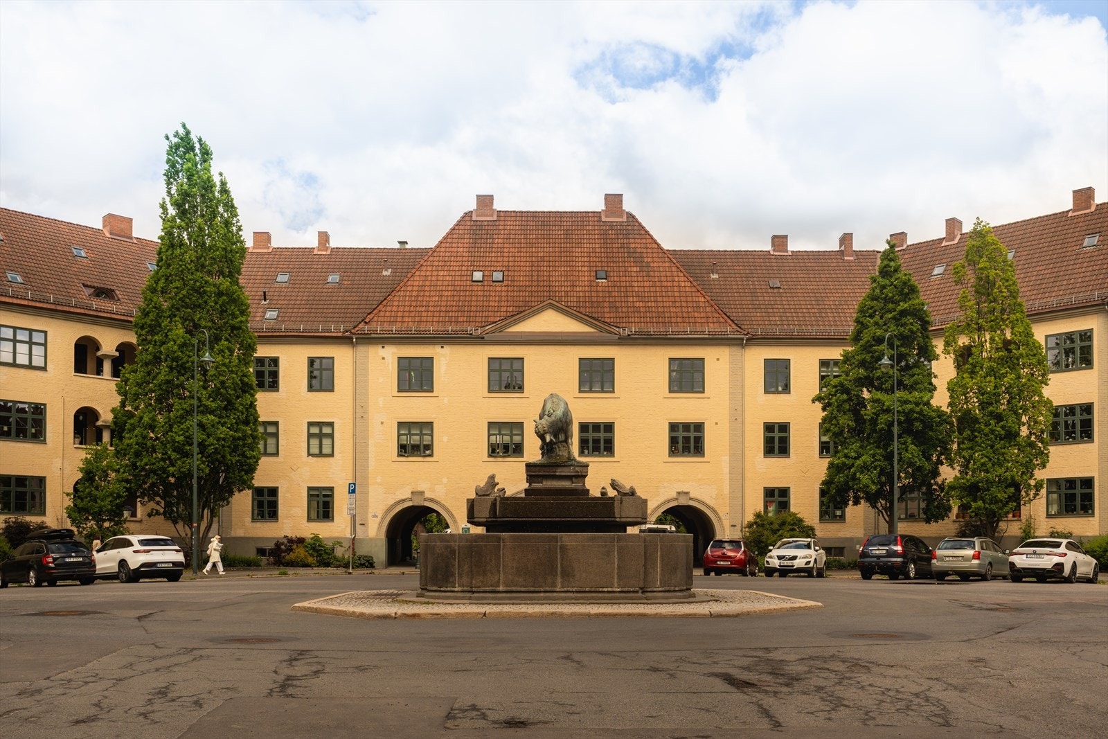 Leiligheten ligger i en klassisk bygård på Torshov hvor du har nærhet til alt av butikker og spisesteder, et yrende folkeliv, samt et godt tilbud i offentlig kommunikasjon Galleribilde