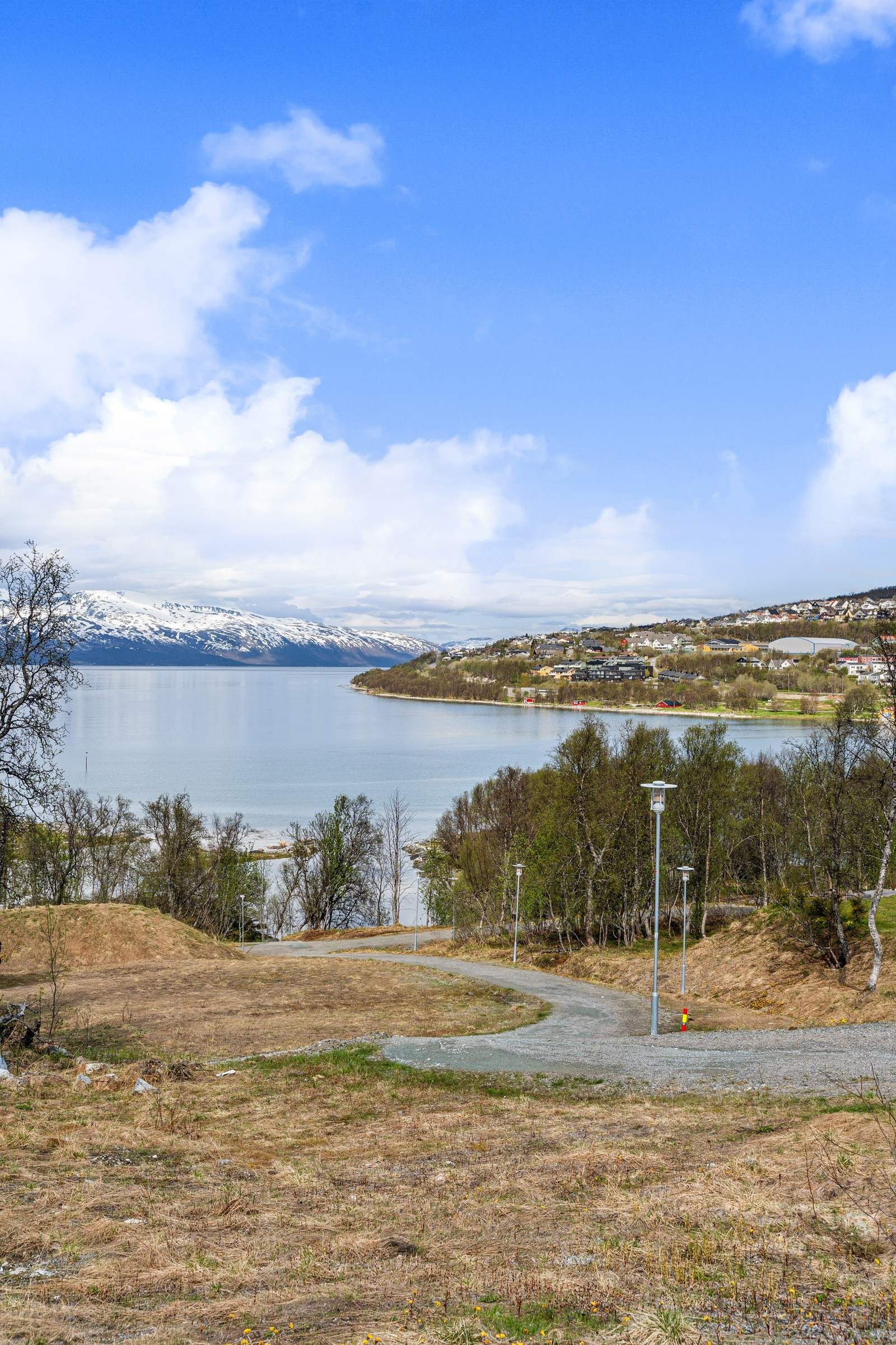 Herlige uteomåder like ved boligen, både turstier, fotballøkke og lekeplasser.