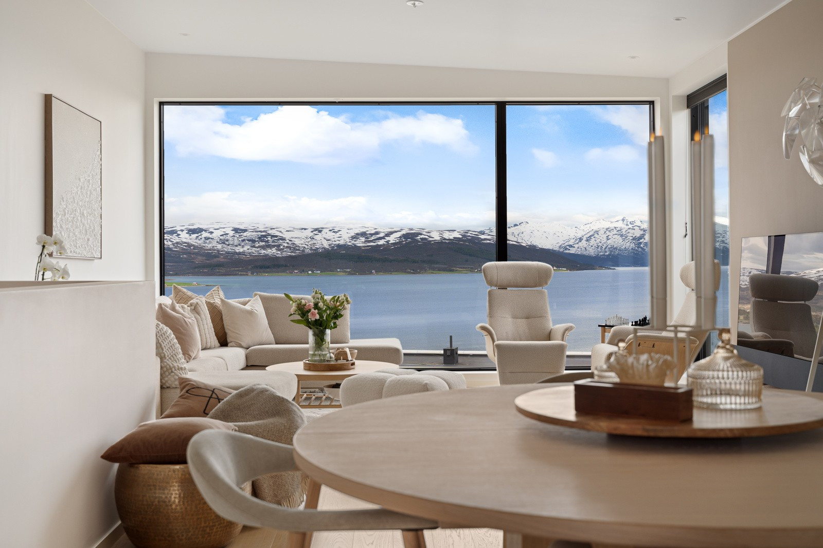 En sosial og elegant sone med plass til både avslapning og underholdning.