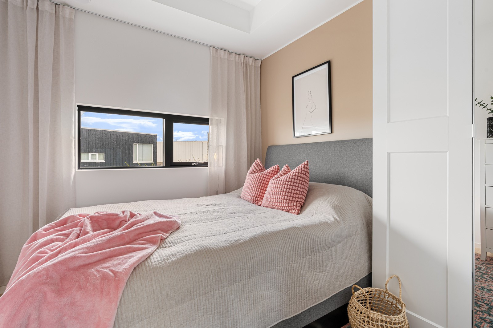 Soverom 3 er lyst og luftig med plass til både seng, garderobe og personlige detaljer.