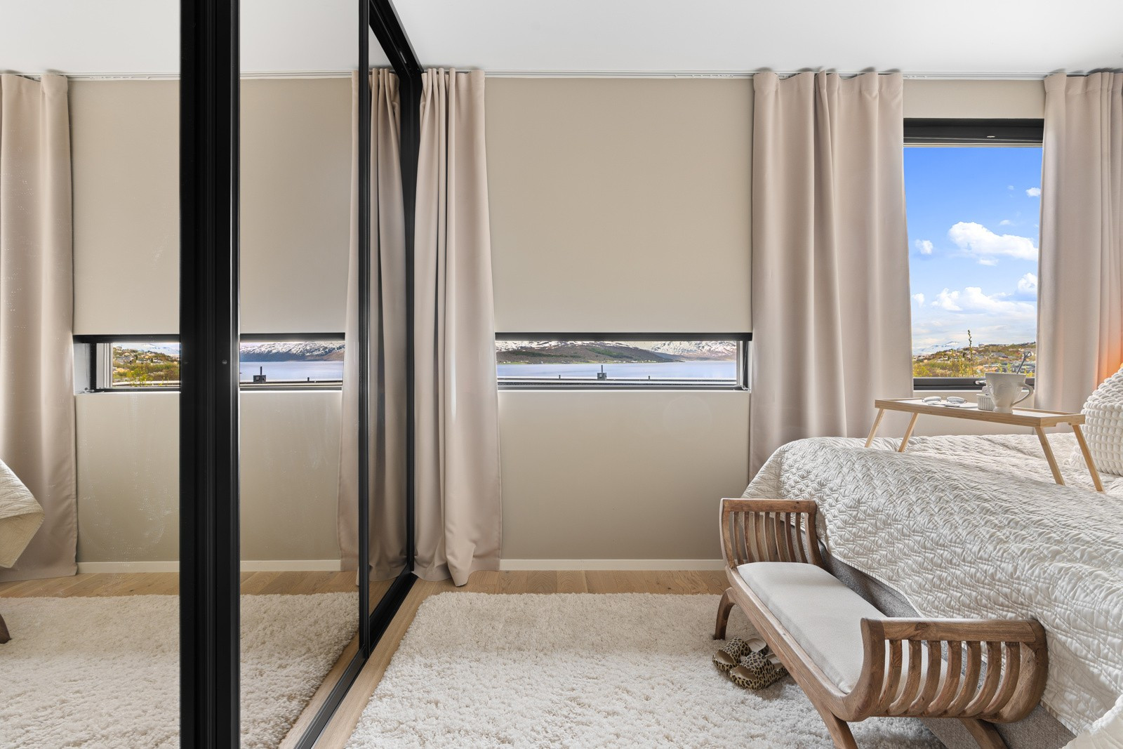 Her har du god plass til ønsket sengestørrelse og tilhørende møblement, samt skyvedørsgarderobe.