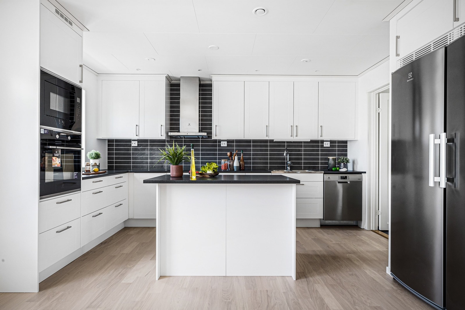 Bildet er kun ment som illustrasjon av innredning og er hentet fra en tilsvarende husmodell. Vær oppmerksom på at den faktiske modellen har et vindu på kjøkkenet. Galleribilde