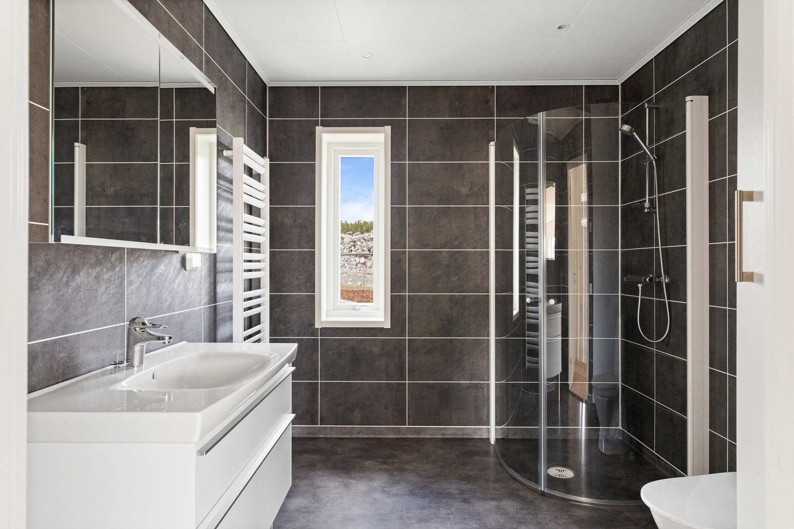 Romslig bad med moderne standard. Her er det god plass og praktiske løsninger for både hverdag og helg. Galleribilde