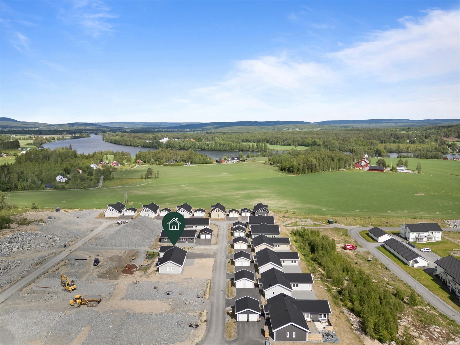 Boligen ligger i et nyetablert og rolig boligområde på Oppaker i Nes kommune. Galleribilde