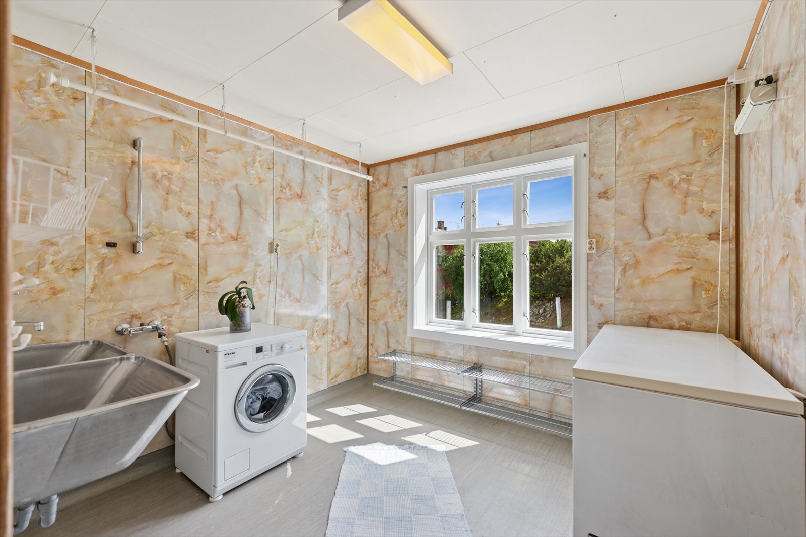 Vaskerommet har belegg på gulv, våtromsplater på vegg, samt himlingsplater, utstyrt med utslagsvask i rustfritt stål og opplegg for vaskemaskin. Galleribilde