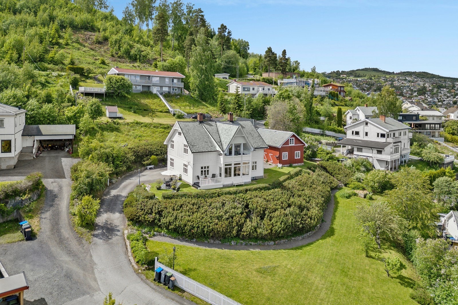 Denne praktfulle eiendommen finner du med flott beliggenhet like utenfor sentrumskjernen av Gjøvik. Galleribilde