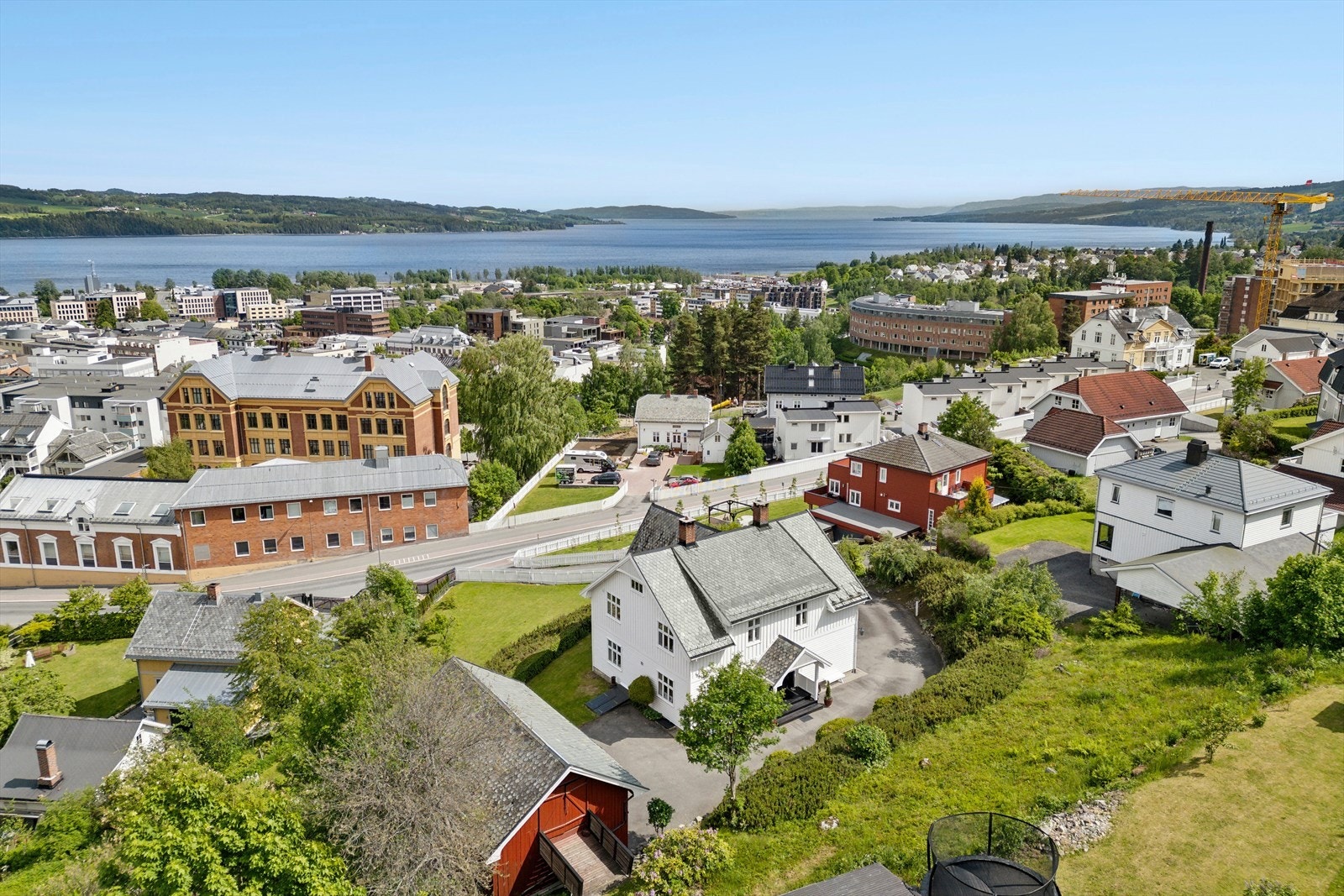 Nydelig utsikt over både byen og Mjøsa. Galleribilde