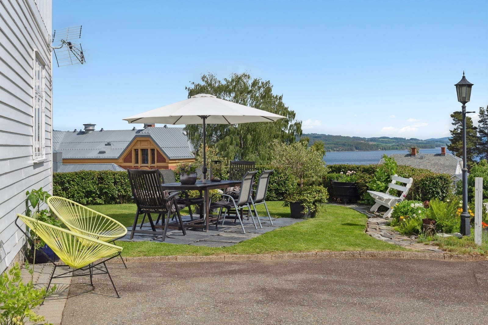 Her er det opparbeidet en solrik uteplass. Galleribilde