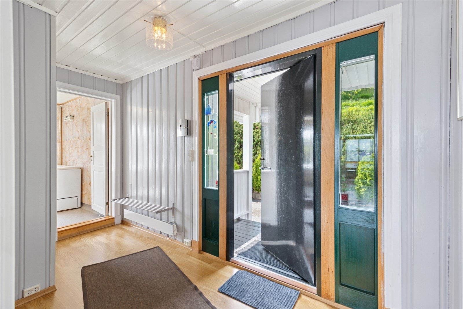 Her ønskes du velkommen inn i en romslig entré med plass til oppbevaring av ytterklær og sko i garderobeskap. Galleribilde