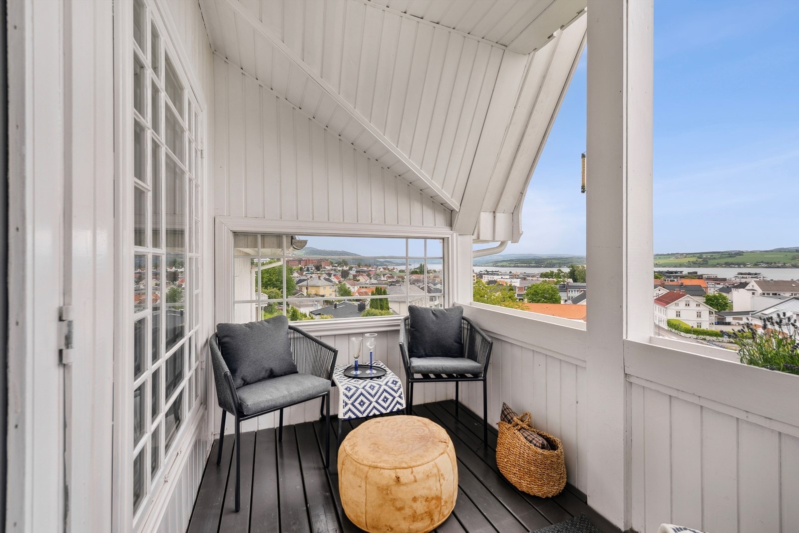 Herfra er det utgang til overbygd balkong med plass til hagemøbler. Galleribilde