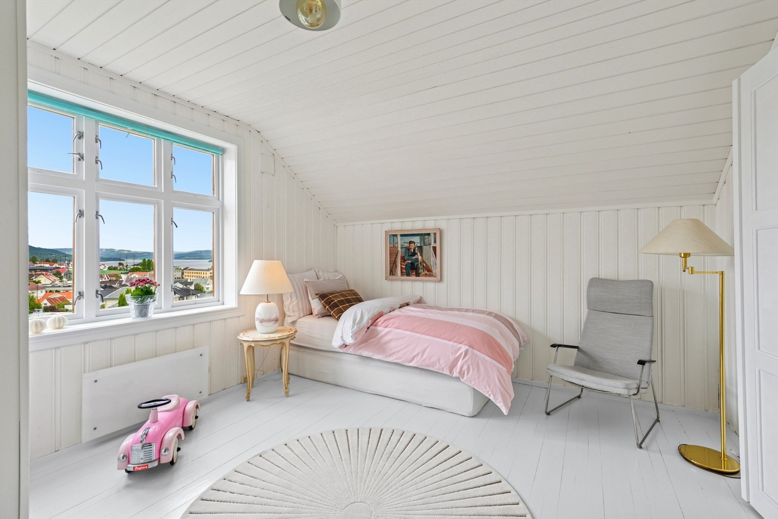 De tre andre soverommene er praktisk utført med god plass til seng, tilhørende møblement og oppbevaring. Galleribilde