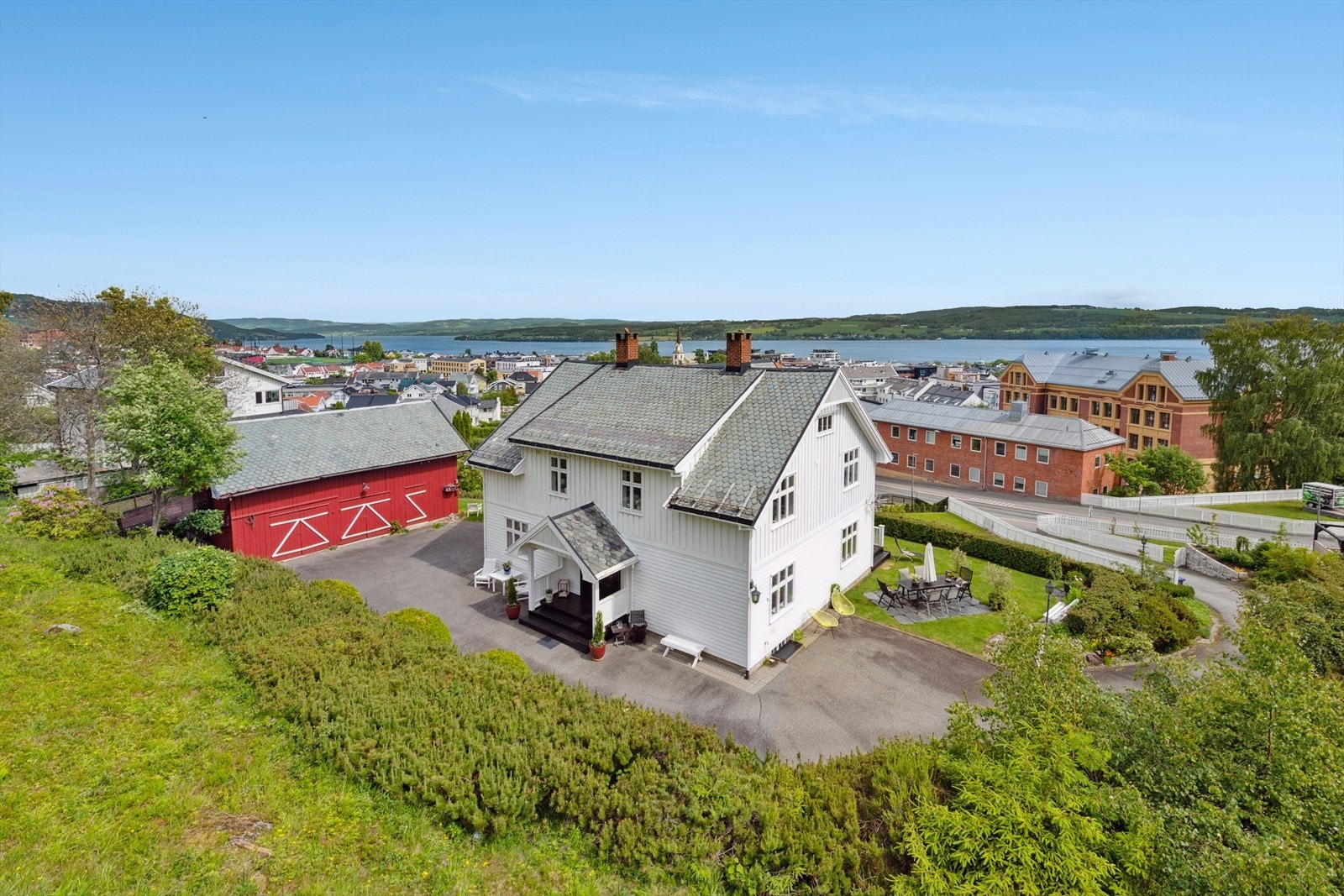 Det er gode parkeringsmuligheter på den asfaltert gårdsplassen. Galleribilde