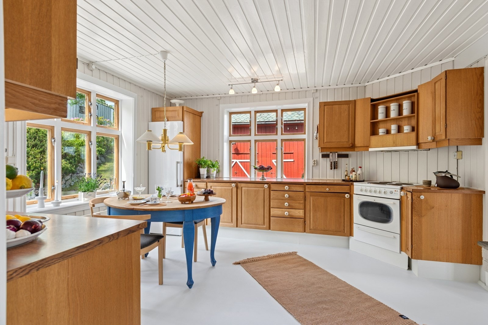 Kjøkkenet er innredet i en praktisk form, og har godt med både skap- og benkeplass. Galleribilde