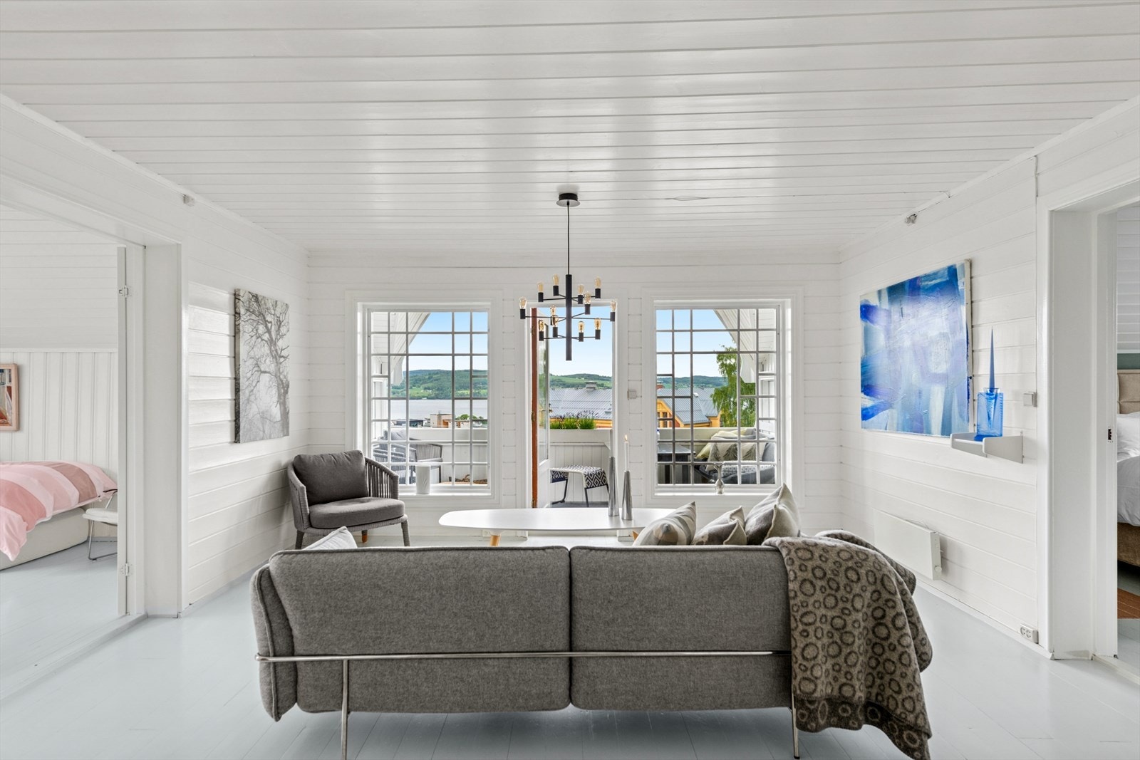 Loftstuen har god plass til å møblere med sofa og en behagelig stol hvor man kan nyte utsikten. Galleribilde