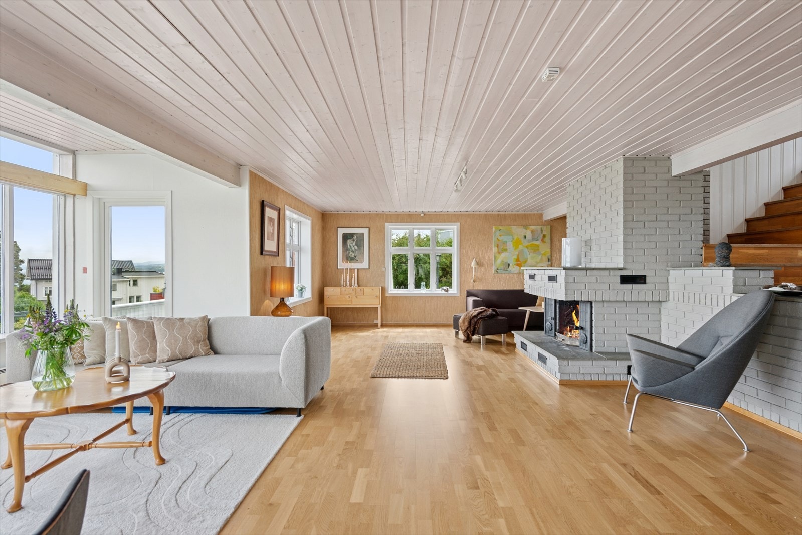 Stuen er lys og trivelig med plass til flere møbleringsmuligheter for å skape den stuen du selv ønsker. Galleribilde