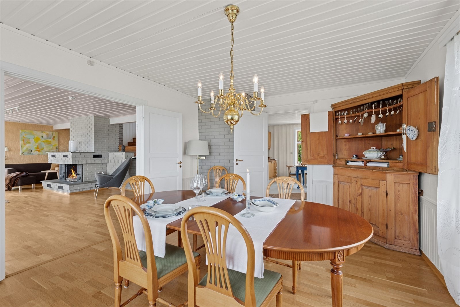 Rommet er avdelt fra stuen med doble dører. Galleribilde