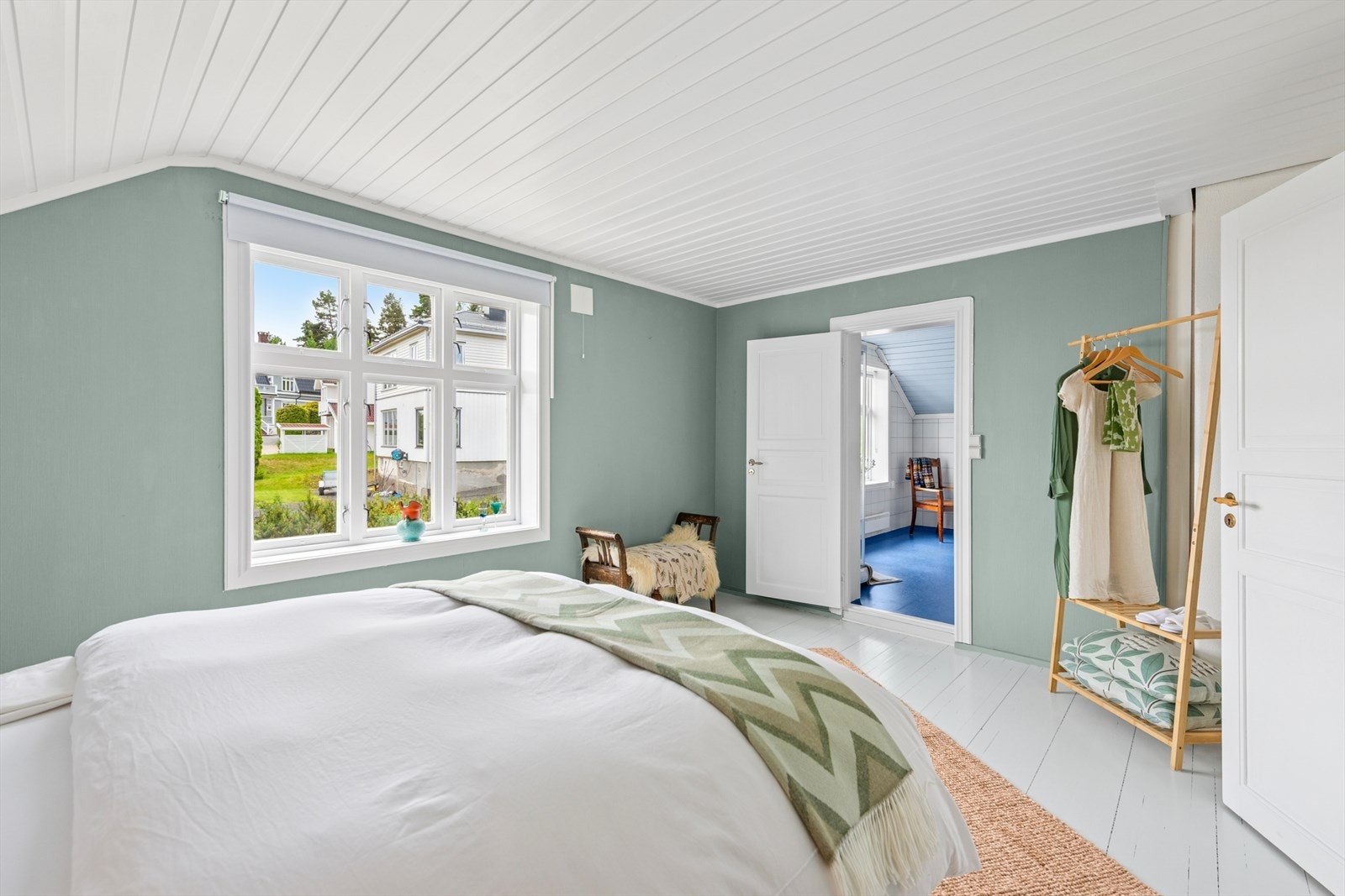 Hovedsoverommet har god plass til dobbeltseng og tilhørende møblement. I tilknytning er det direkte adgang til baderommet. Galleribilde