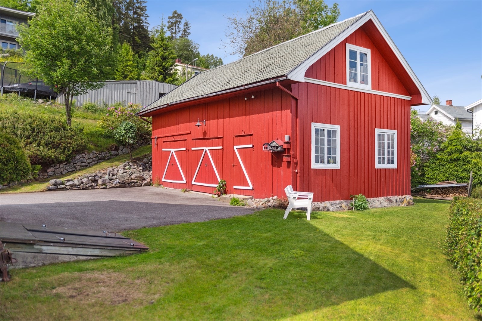 På tomten er det en liten låve over to plan som har godt med oppbevaringsplass. Galleribilde