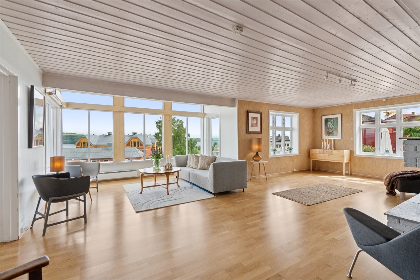 Stuen er lys og trivelig med plass til flere møbleringsmuligheter for å skape den stuen du selv ønsker. Galleribilde