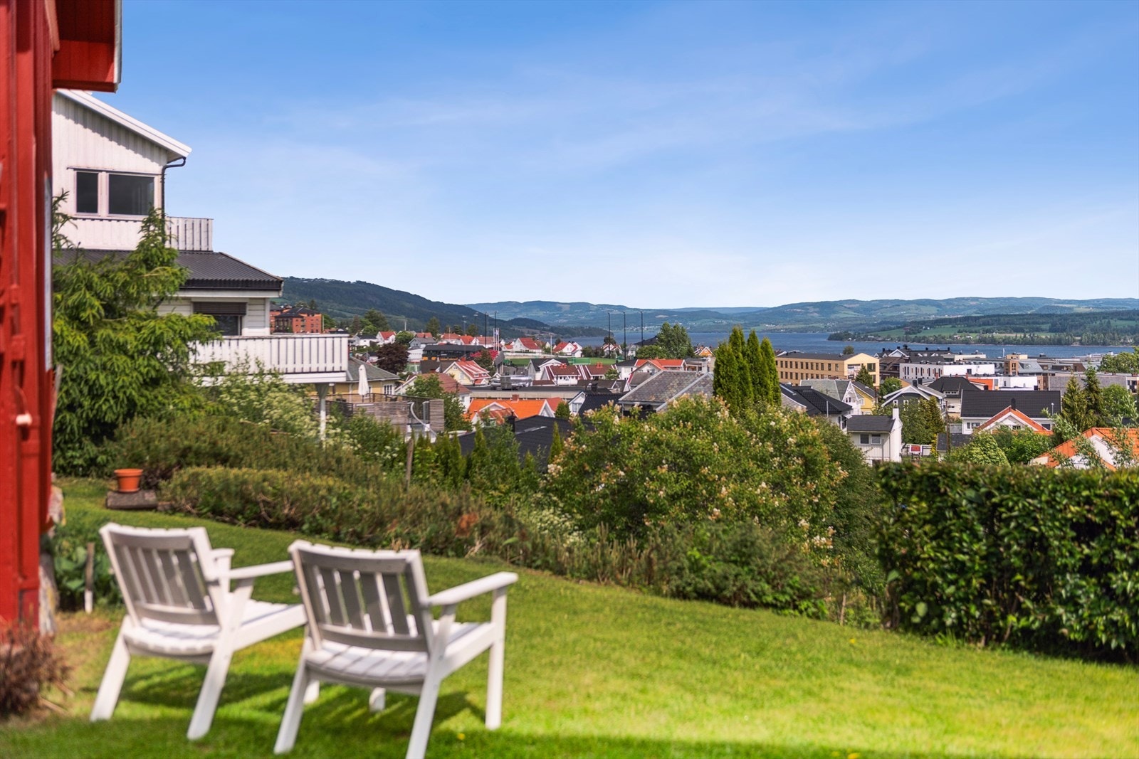 Den nydelig utsikt over både byen og Mjøsa kan nytes fra flere steder på tomten. Galleribilde