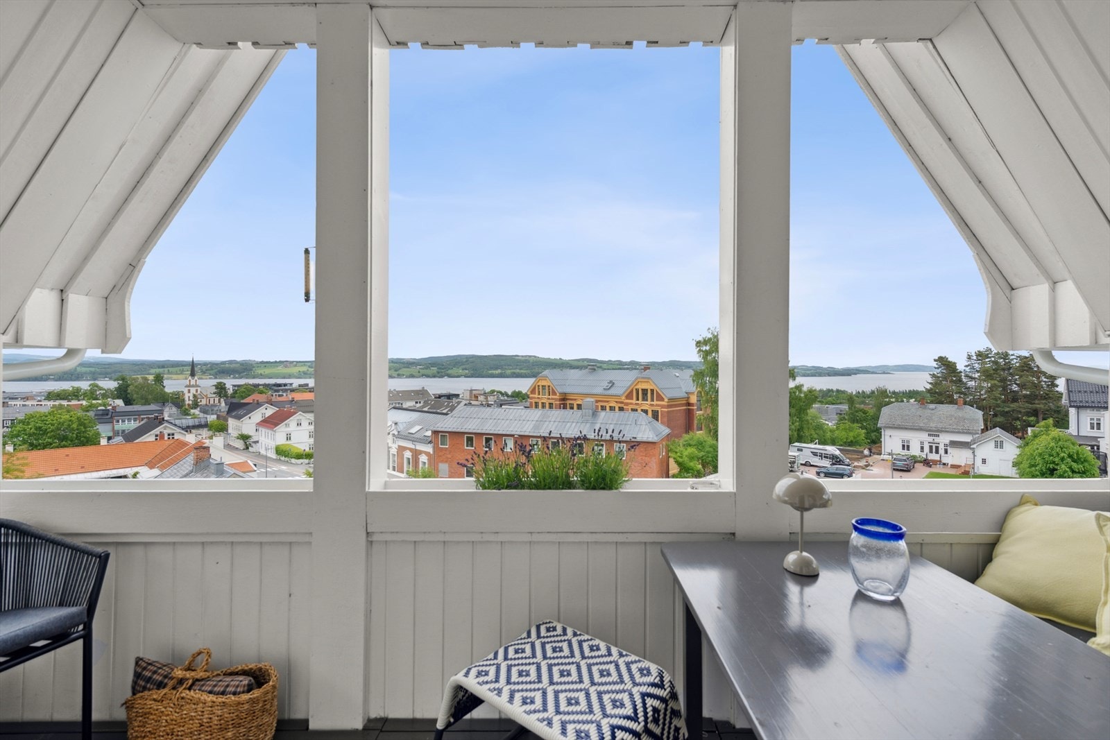 Nydelig utsikt over både byen og Mjøsa. Galleribilde
