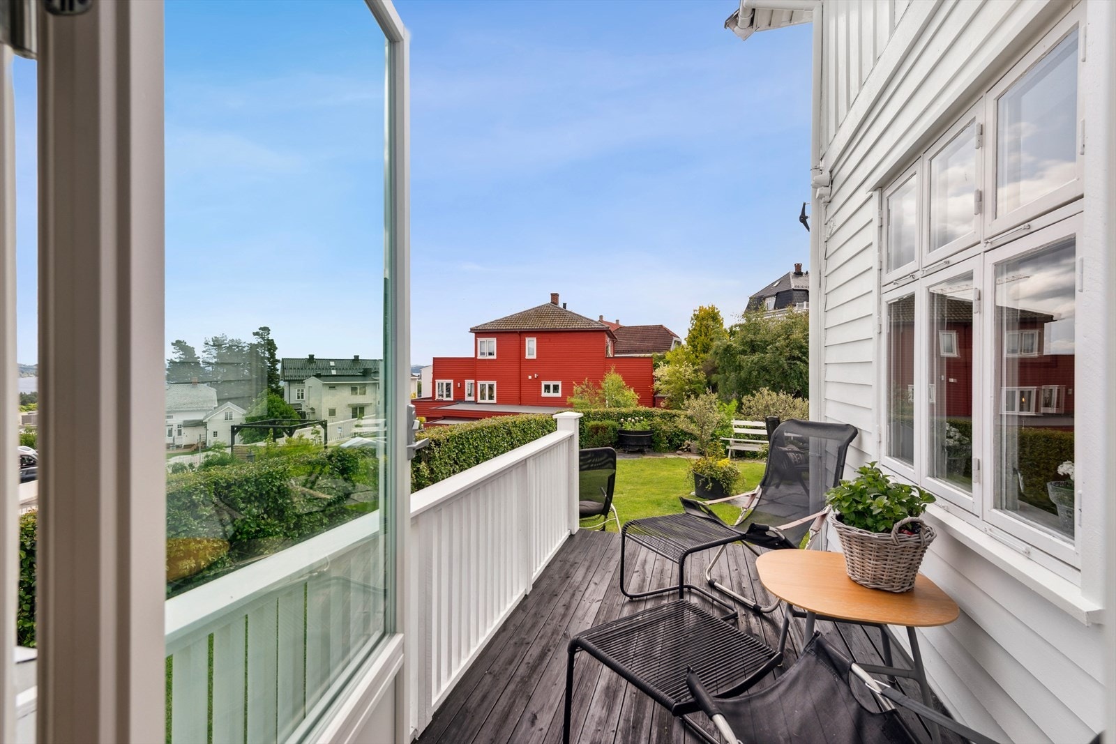 Fra terrassen er det trapp ned til hagen. Galleribilde