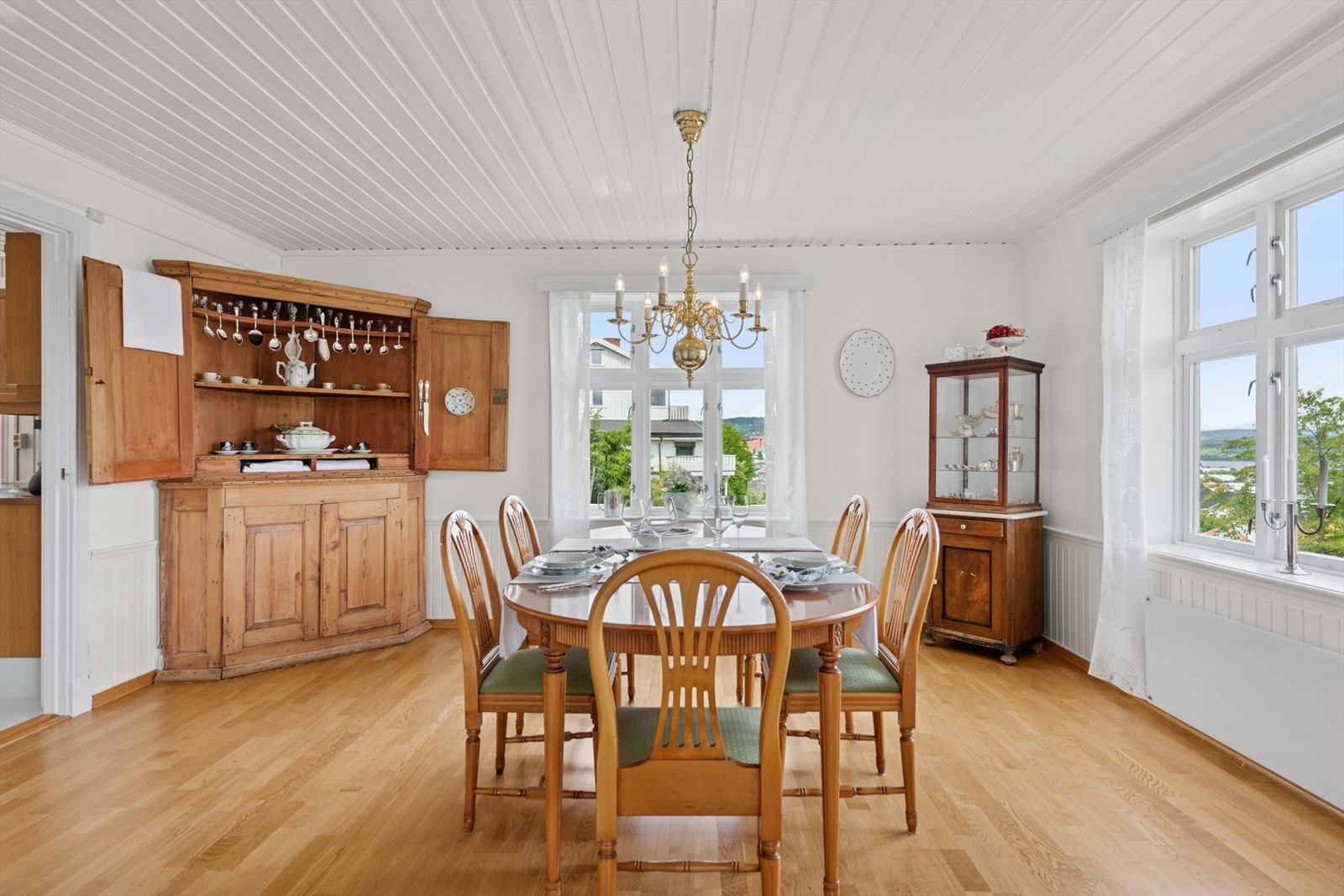 I tilknytning til kjøkkenet er spisestuen praktisk beliggende. Galleribilde