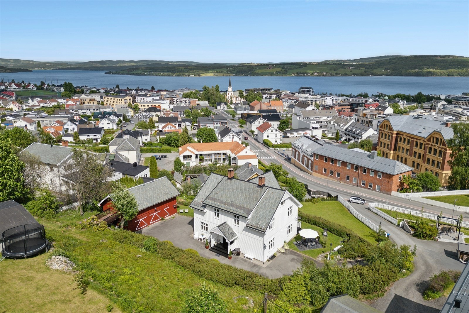 Herfra har du nærhet til alt du trenger i hverdagen, og for den aktive kan nærområdet friste med flotte rekreasjonsmuligheter både sommer som vinter. Galleribilde