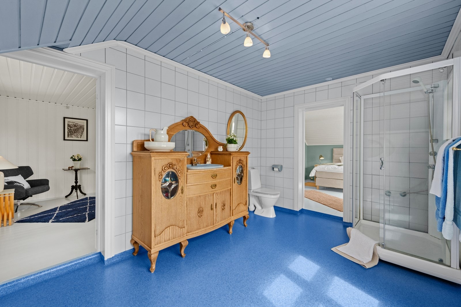 Baderommet har belegg på gulv, fliser på vegg og malt panel i himling. Galleribilde