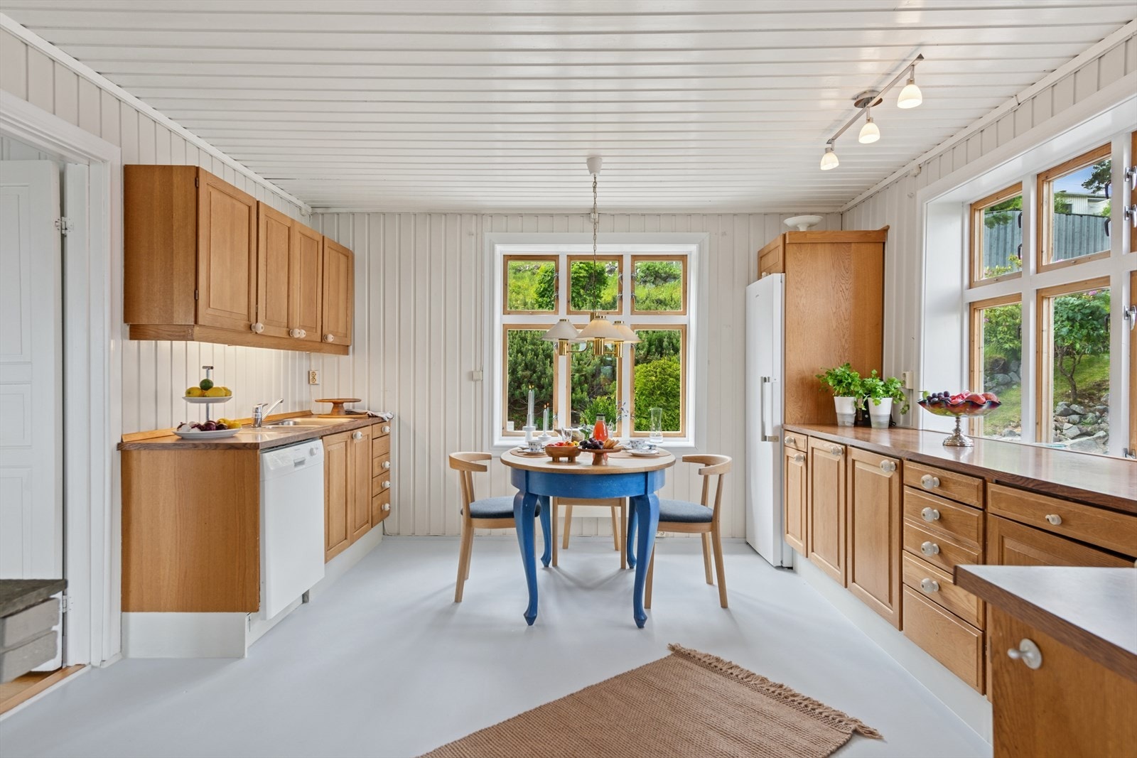 Innredning med laminerte skrog som har profilerte fronter og laminert benkeplate med oppvaskkum. Galleribilde