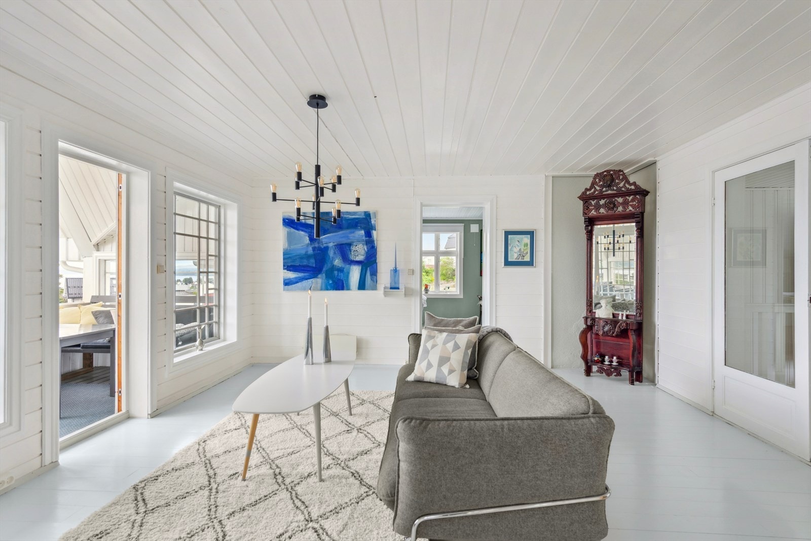 Stuen passer også fint som TV-rom eller en rolig del av huset da rommet kan skjermes ved å lukke dobbeltdør inn til resten av huset. Galleribilde