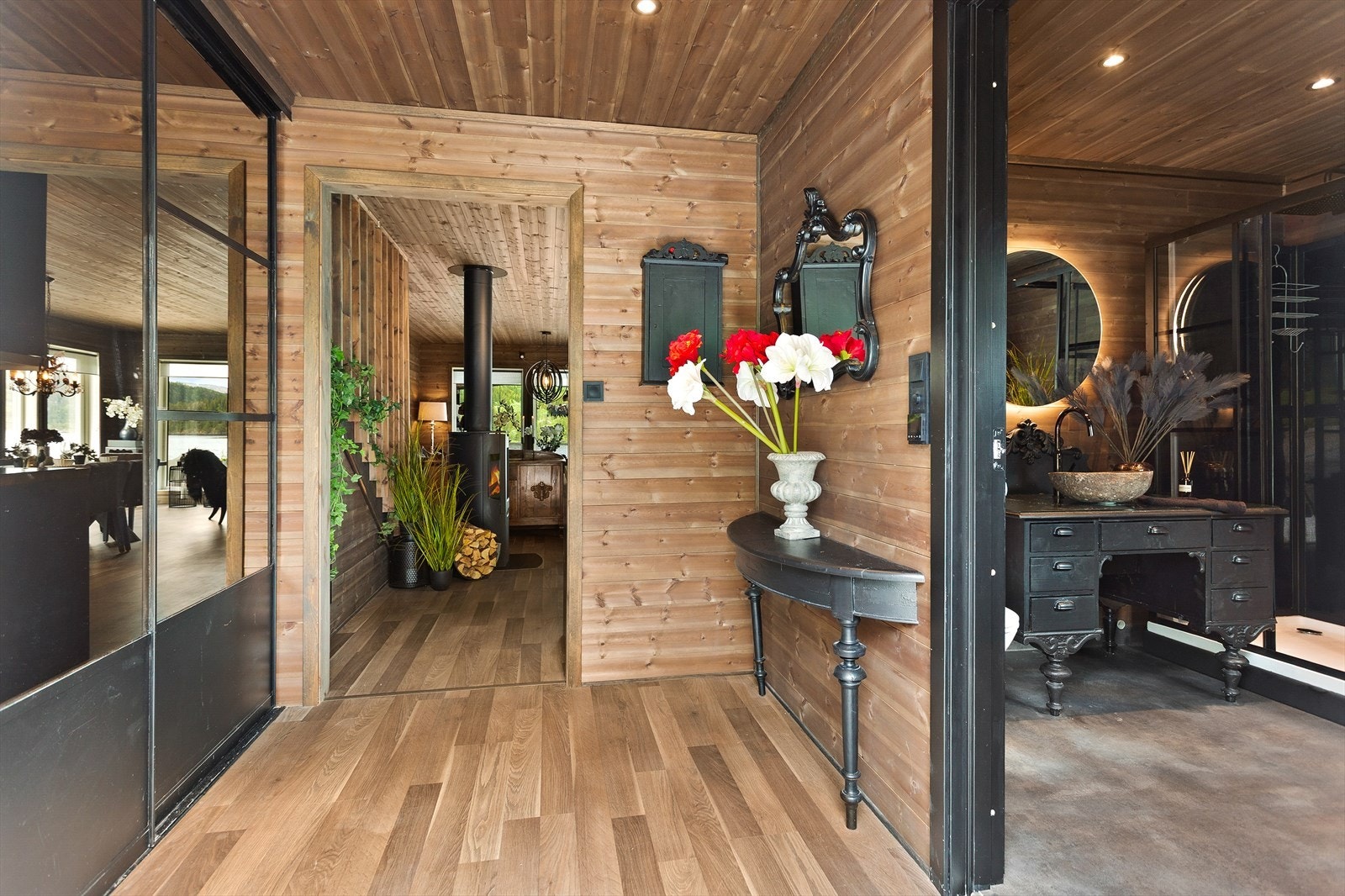 Velkommen inn i hytta, her har du skyvedørsgarderobe i entreen, badet ligger til høyre og vi har stue og kjøkken rett frem i bildet Galleribilde