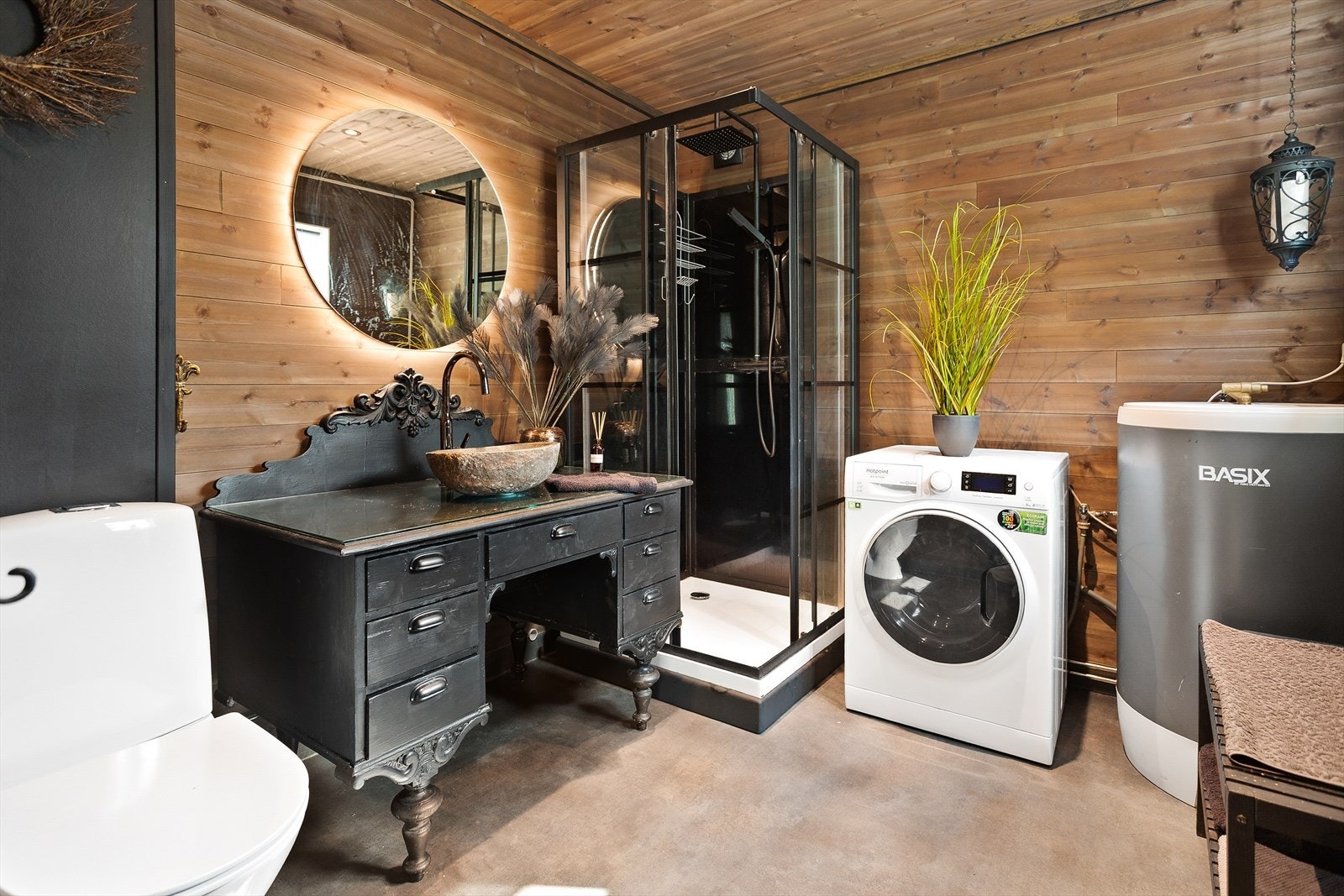 Badet bla avrettet og fikk nytt gulvbelegg i 2025 Galleribilde