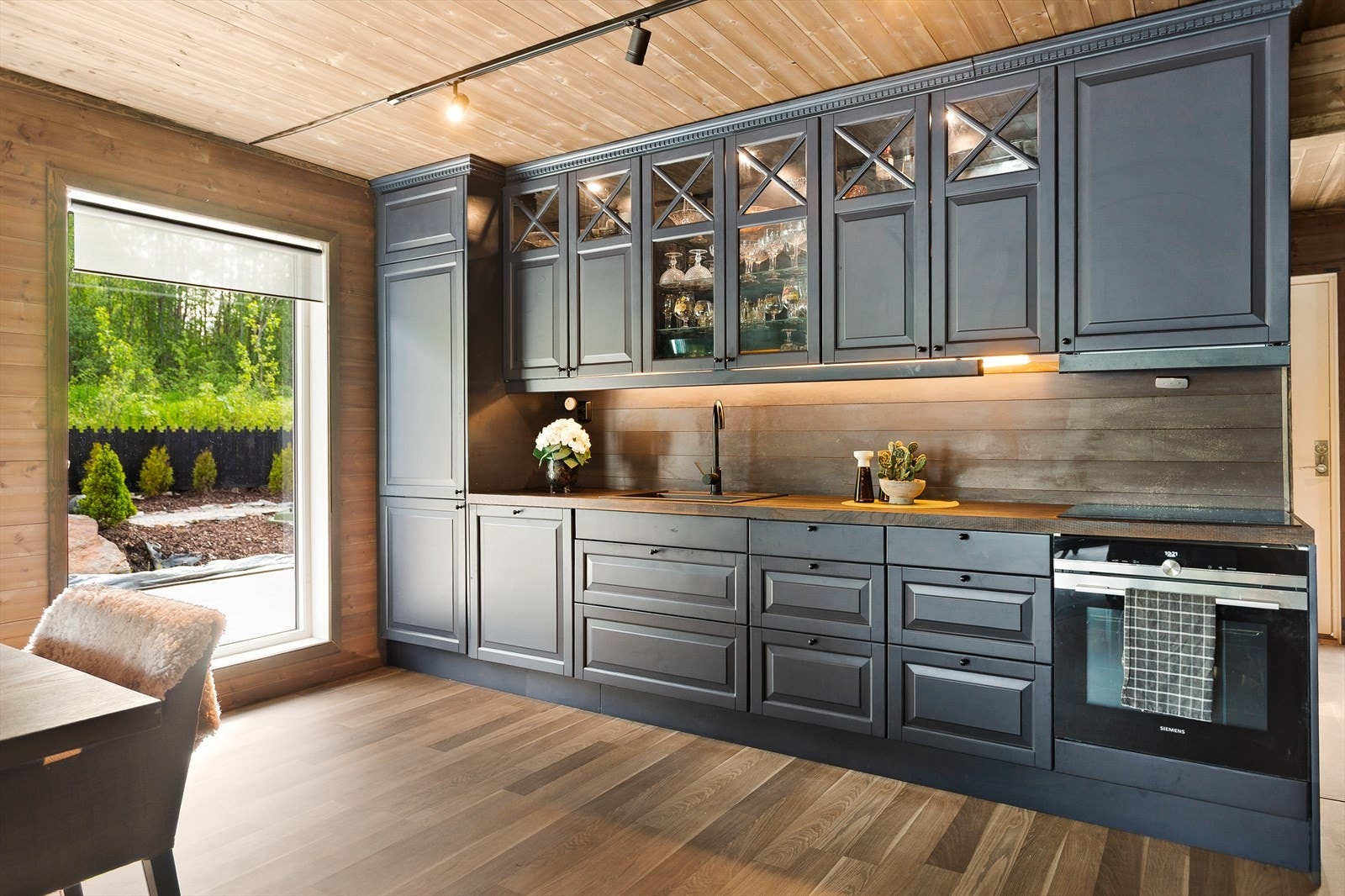 Flott og innholdsrikt kjøkken Galleribilde