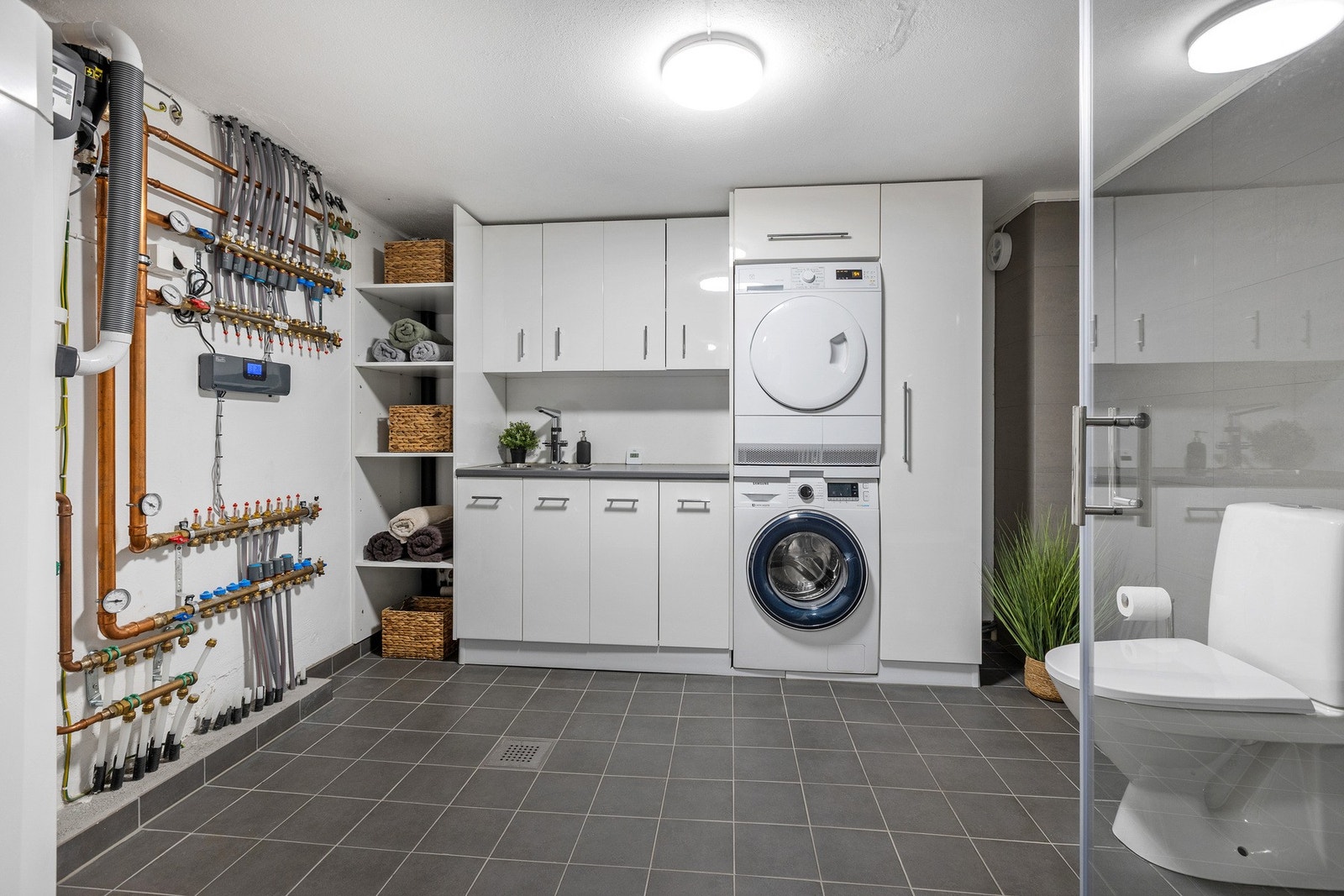 Vaskerom/teknisk/bad i kjeller Galleribilde